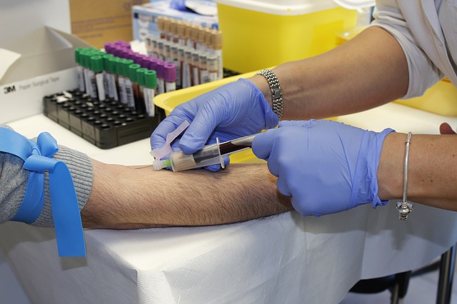 Phlebotomist working in a lab.